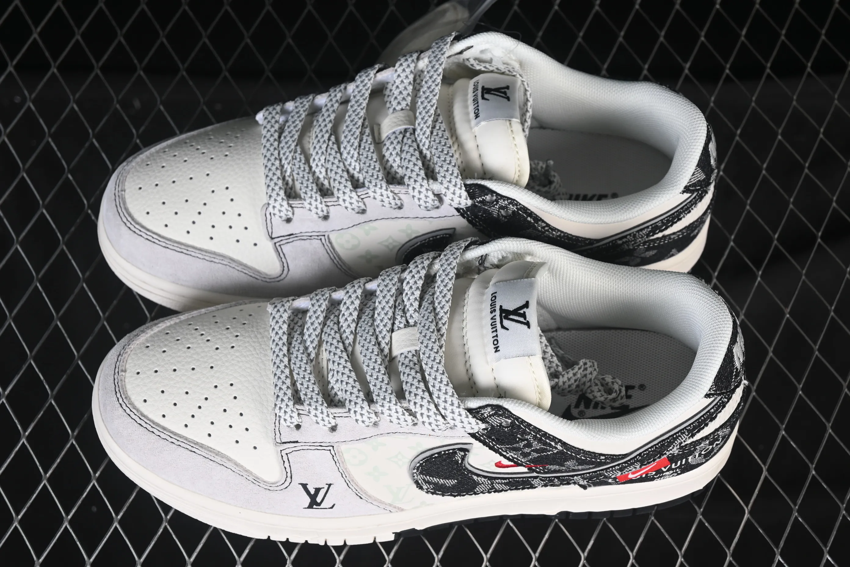 All Categories Nk SB Dunk Series Nk SB Dunk Low High-end Customized Low-top Shoes Nike SB Dunk Low LV Co-branded Zhubahei Denim Anniversary High-end Customized Low-top Casual Shoes YX5066-382